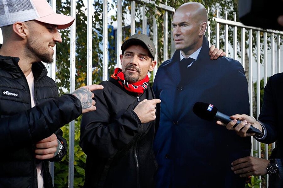 United'lı taraftar, Zidane maskesiyle basın mensuplarına poz verirken.
