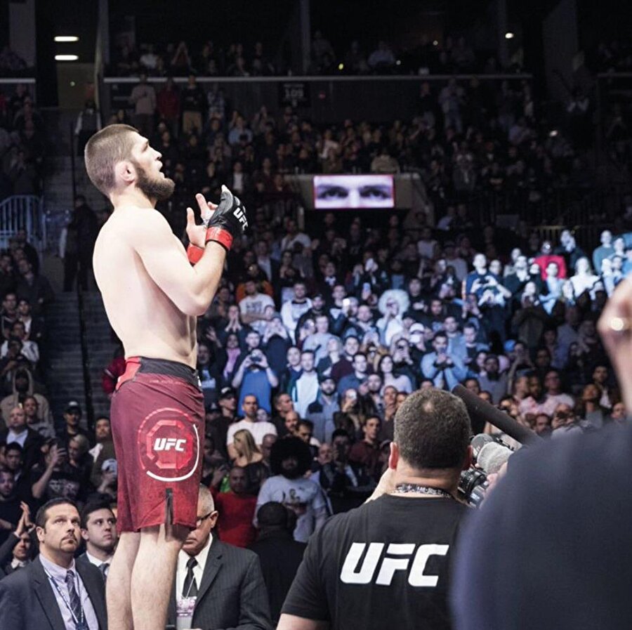 Khabib​ Nurmagomedov, Conor McGregor ile karşılaştığı yüzyılın maçından önce dua ediyor.