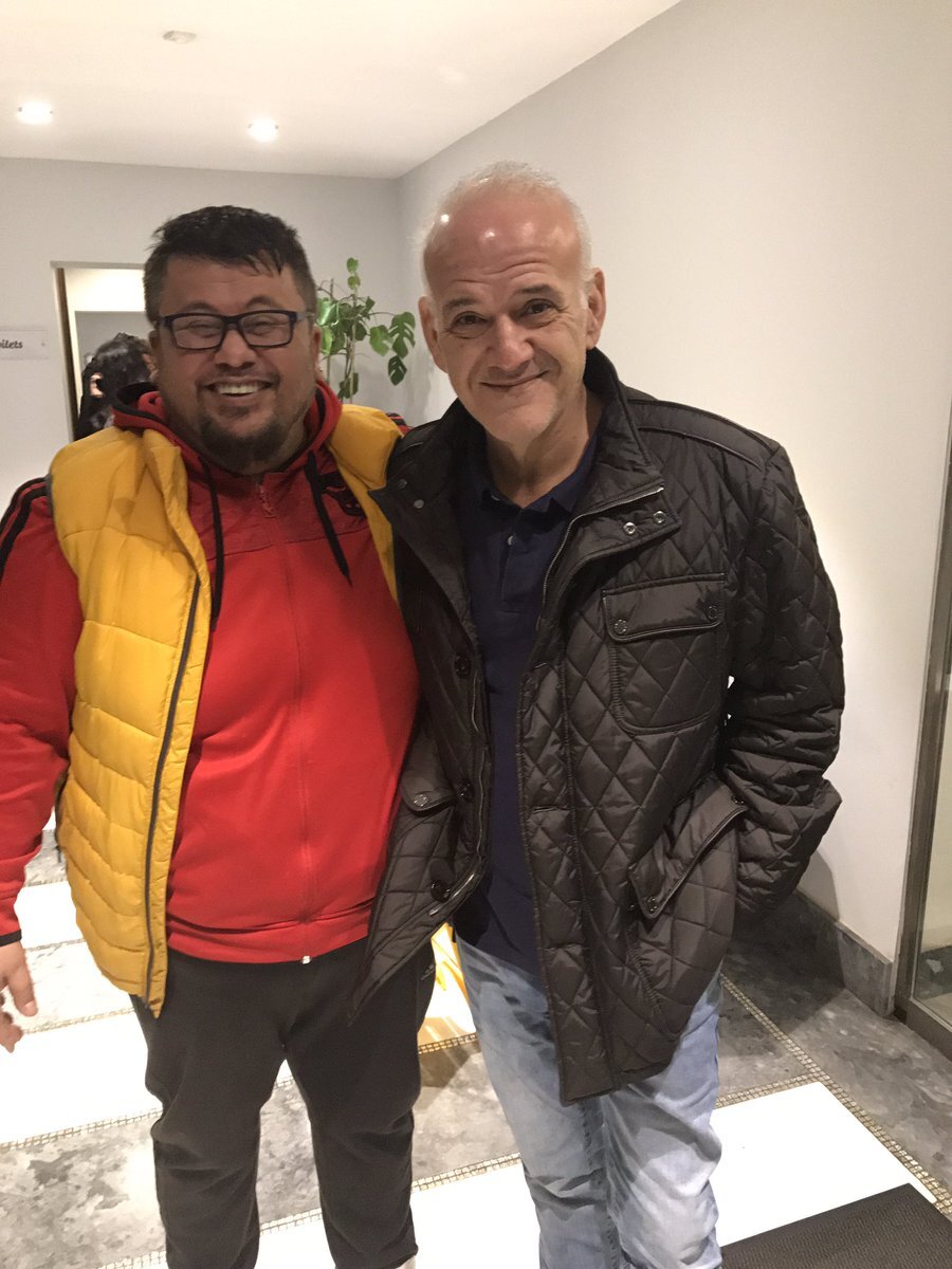 Ahmet Çakar kendisiyle fotoğraf çektirmek isteyen gazeteci Mustafa Çevik'i kırmıyor.