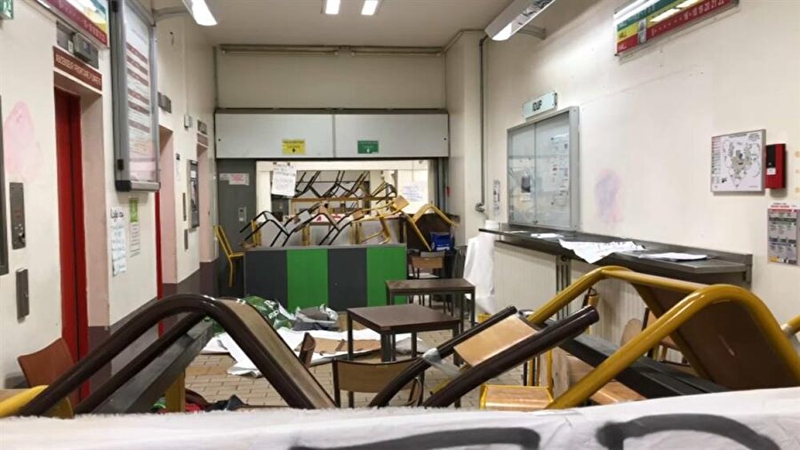 Paris'teki Sorbonne Üniversitesi'nin Tolbiac Kampüsü'nde girişler kurulan barikatlarla engellendi.