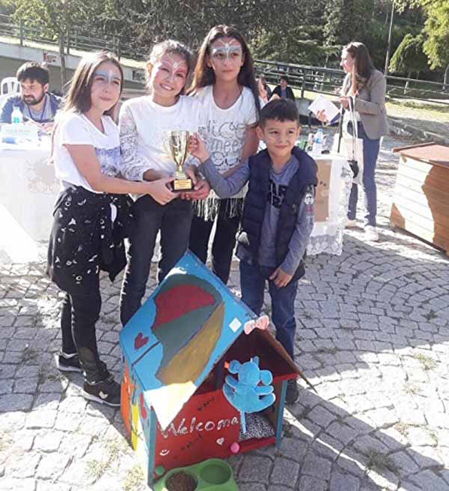 ‘En Güzel Kedi Evi Benim Evim’
‘En Güzel Kedi Evi Benim Evim’ sloganıyla yapılan kedi evi yarışmasında dereceye giren ilk 3 evin sahibi çocuklar ödüllerini aldı.