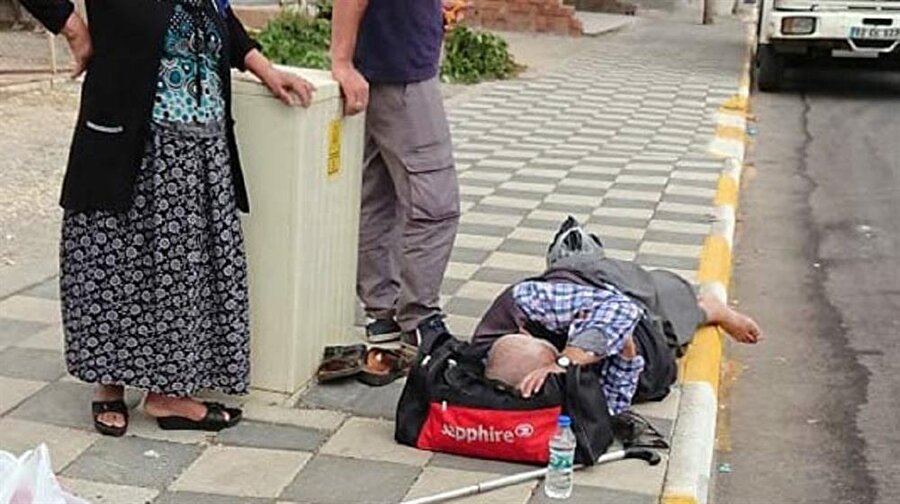 Minibüsten indirilen Eşref Polat yol üzerinde bulunan kaldırımda hareketsiz bir şekilde yatarak yardım bekledi.