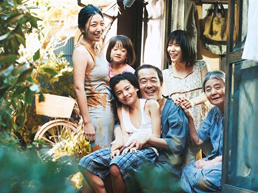 Japonya - Shoplifters 🇯🇵

                                    Hirokazu Kore-Eda imzalı ve Altın Palmiye ödüllü yılın en çok beklenen filmi Shoplifters, Oscar için yarışan güçlü filmlerden bir diğeri.
                                