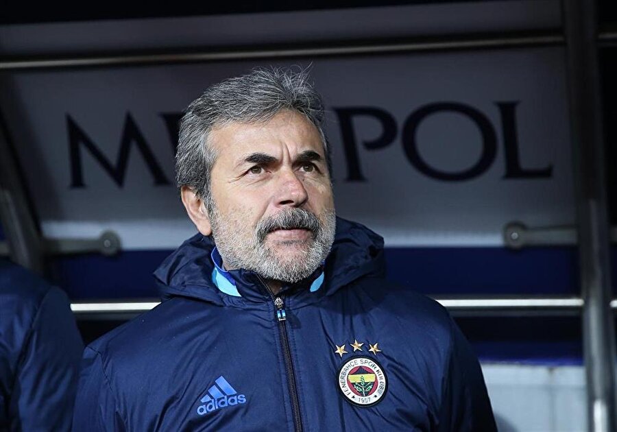 Aykut Kocaman, Fenerbahçe'yi çalıştırdığı dönemde seremonide maçın başlamasını bekliyor.