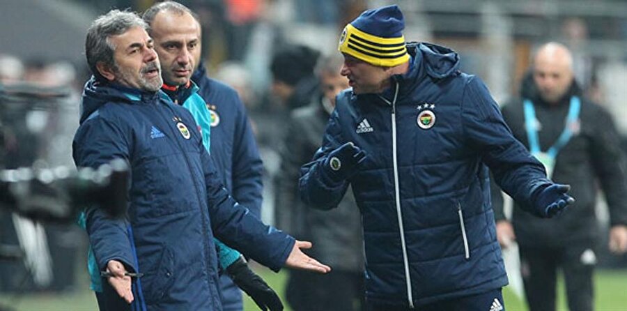 Aykut Kocaman ve yardımcıları yedek kulübesinde takımın oynadığı takım üzerine fikir alışverişi yapıyor.