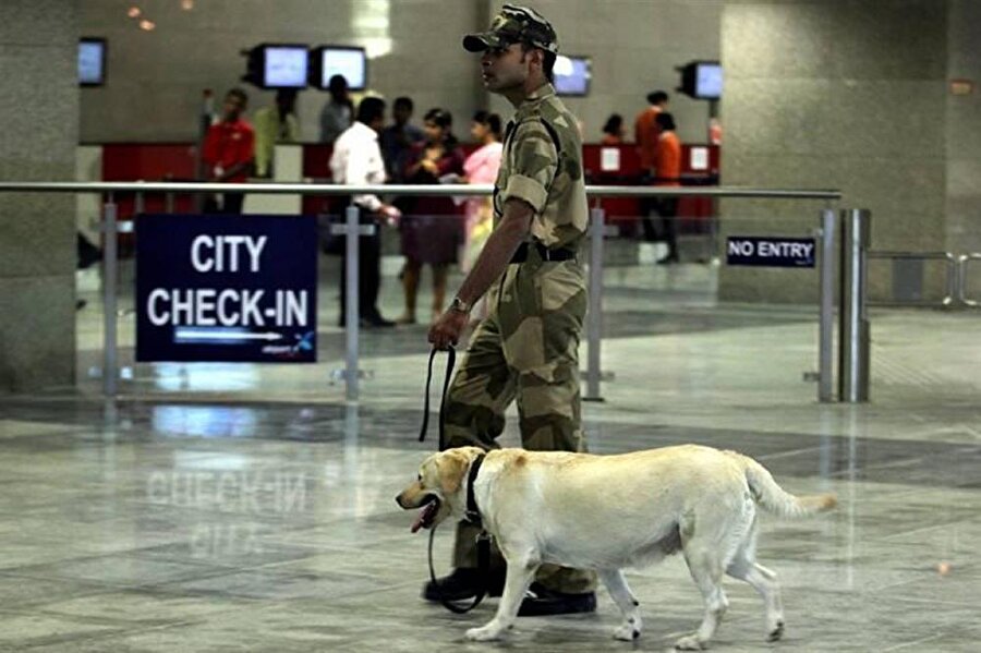 Hindistan'da havaalanı personelleri bundan sonra daha az gülümseyerek daha çok uyanık olacak!