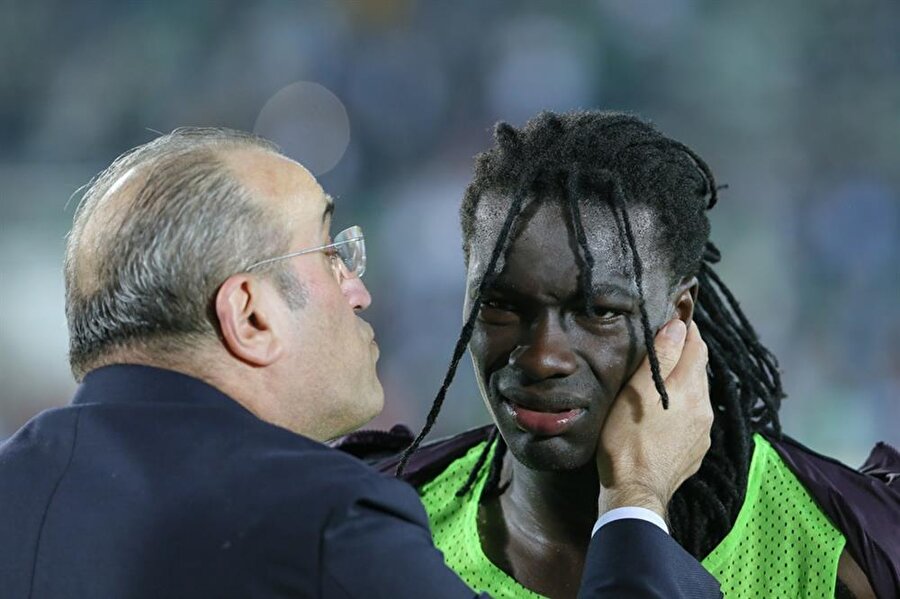 Galatasaray yöneticisi Abdurrahim Albayrak, Gomis'in geçen sezon kaçırdığı penaltı sonrası teselli ediyor.