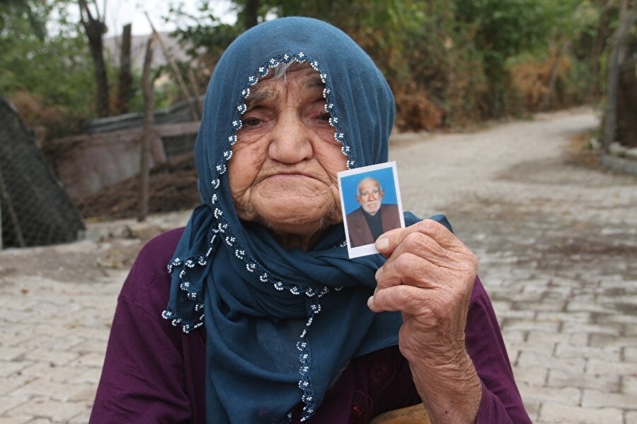 Güllü nine, 21 aydır kayıp eşinin yolunu gözlüyor.