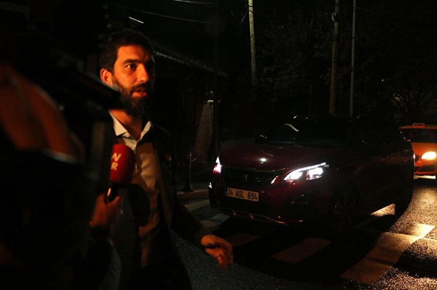 Milli futbolcu Arda Turan ifade verdikten sonra arabasıyla emniyet binasından ayrıldı.