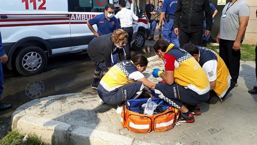Gaz sızıntısından zehirlendiği düşünülen yaralılara sağlık ekipleri müdahale ediyor.