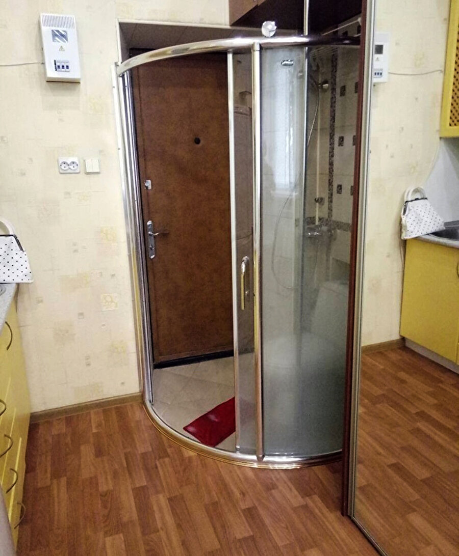 Bu evde hep sokakta top oynayan bir çocuk olduğuna eminim