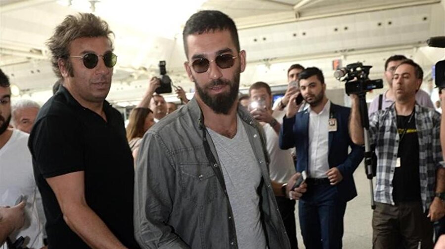 Arda Turan ve menajeri Ahmet Bulut, basın mensuplarının sorularını yanıtsız bırakıyor.