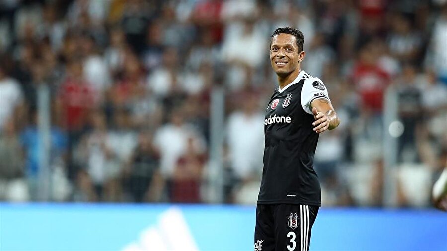 Brezilyalı sol bek, teknik heyete oyuna devam edemeyeceğini belirtiyor...