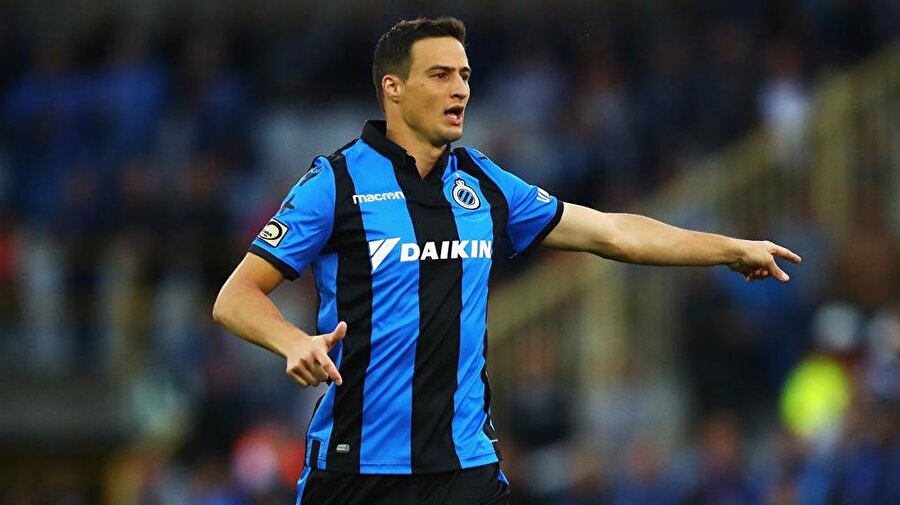 Hırvat stoper, önündeki arkadaşına doğru pozisyon alması yönünde uyarılarda bulunuyor...