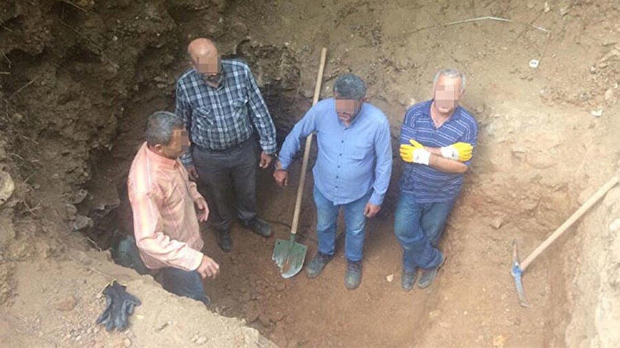 Kazı yapan defineciler suçüstü yakalandı.