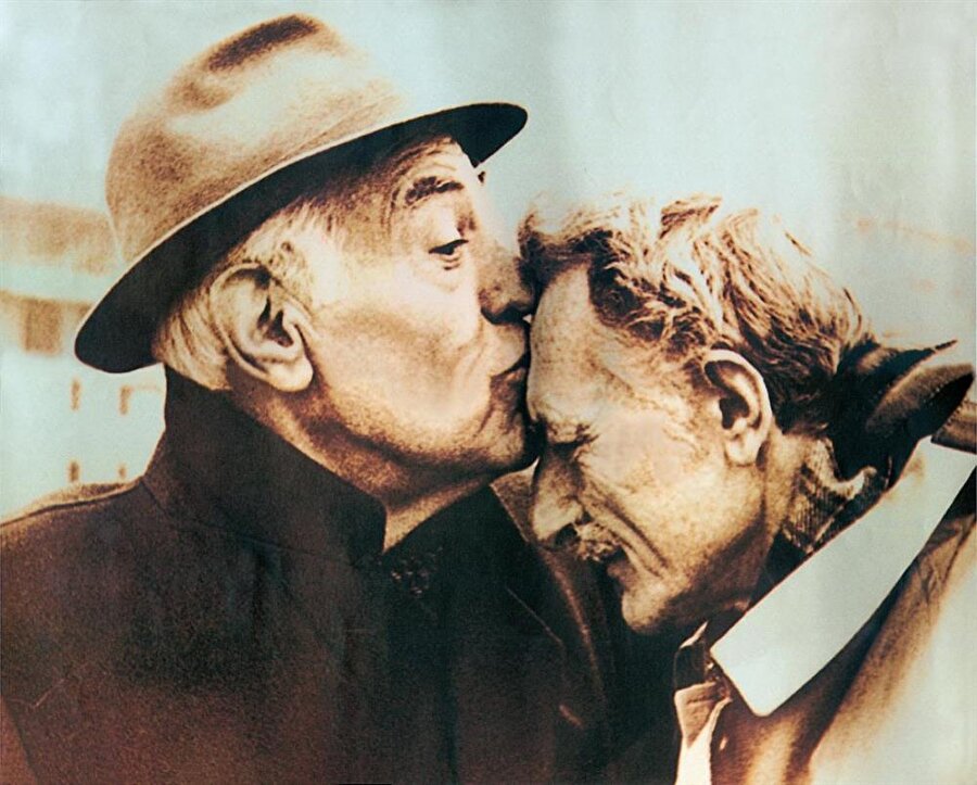 Beşiktaş tarihinin ikonik karelerinden biri; Baba Hakkı, Süleyman Seba'nın alnından öpüyor...