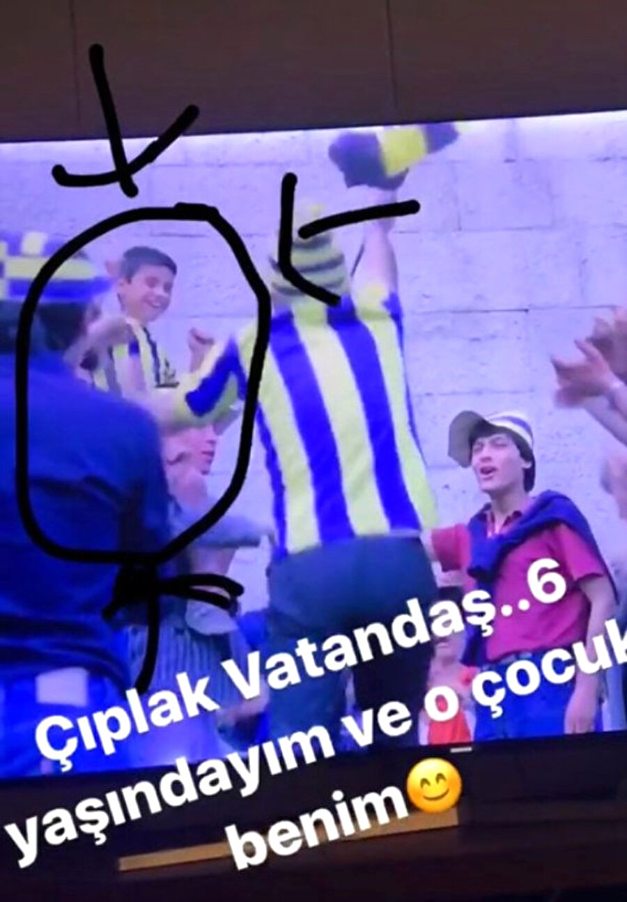 Çocuk oyuncunun kim olduğu dikkatlerden kaçmadı!
Yeşilçam'ın en sevilen filmlerinden olan 'Çıplak Vatandaş'ın Fenerbahçe maçı sahnesinde omuzlarda yer alan çocuk oyuncu, ünlü şarkıcı Alişan çıktı. 