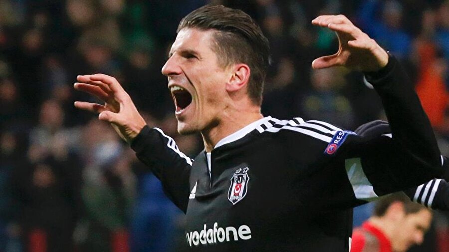 Mario Gomez, gol sevincini siyah beyazlı taraftarlarla paylaşıyor...