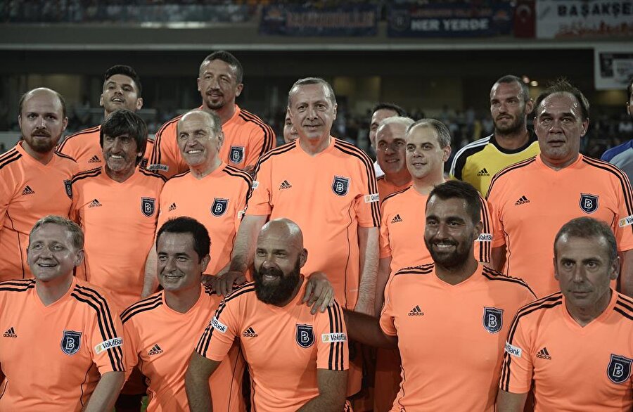 Arşiv: Acun Ilıcalı'nın düzenlemiş olduğu maçta Cumhurbaşkanı Erdoğan, eski sporcu ve sanatçılarla objektiflere poz verdi.