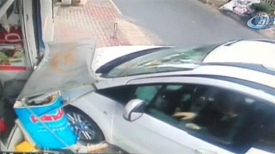 Genç kız, fren yerine gaza basınca önce kaldırıma çıktı ardından da sokaktaki markete daldı.