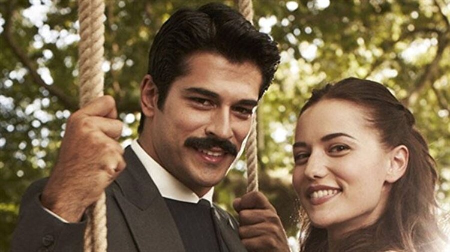 Evi yeniden düzenleme kararı aldı!
Üç aylık hamile olan Fahriye Evcen, çocuk doğana kadar eve birtakım kurallar koydu. Oyuncu, ilk olarak eşi Burak Özçivit'le oturdukları Acarkent'te villanın tamamını boyama ve evin düzenini değiştirme kararı aldı.