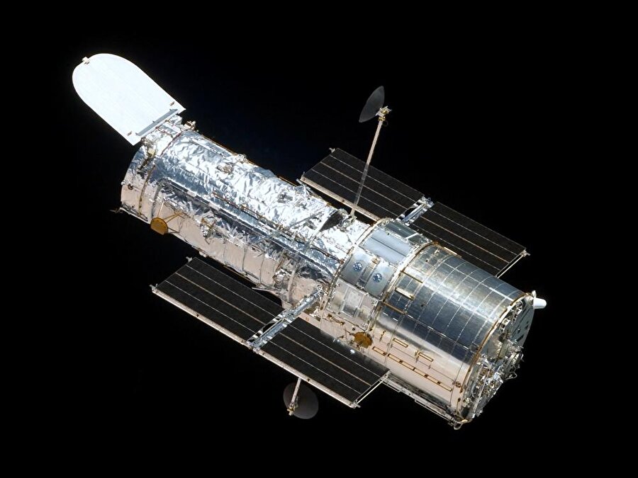 İsmi Amerikalı astronom Edwin Hubble'ın anısına verilen Hubble teleskobu, 1990'da ilk kez Discovery tarafından Dünya etrafındaki yörüngesine taşınan bir uzay teleskobu olarak dikkat çekiyor. 20 yıl boyunca faal durumda kalan teleskop, aslında NASA ve Avrupa Uzay Ajansı arasındaki bir ortak çalışma olarak da dikkat çekiyor. 

                                    
                                    
                                
                                