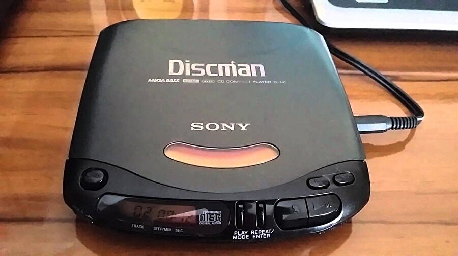 Sony'nin 1990'lı yıllarda duyurduğu Discman'ler dönemin 'efsaneleri' arasında yer alıyor. Bu ürünler daha sonrasında yerini minik boyutlu müzik çalarlara bıraktı. 

                                    
                                    
                                
                                