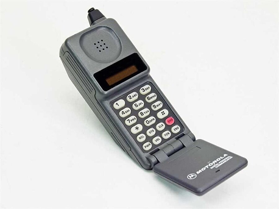 Şu anki akıllı telefonların temelini 2G destekli cep telefonları oluşturuyor. İlk kez 1990'lı yıllarda karşımıza çıkan 2G destekli telefonlar, özellikle kapaklı yapılarıyla dikkat çekiyordu. 

                                    
                                    
                                
                                