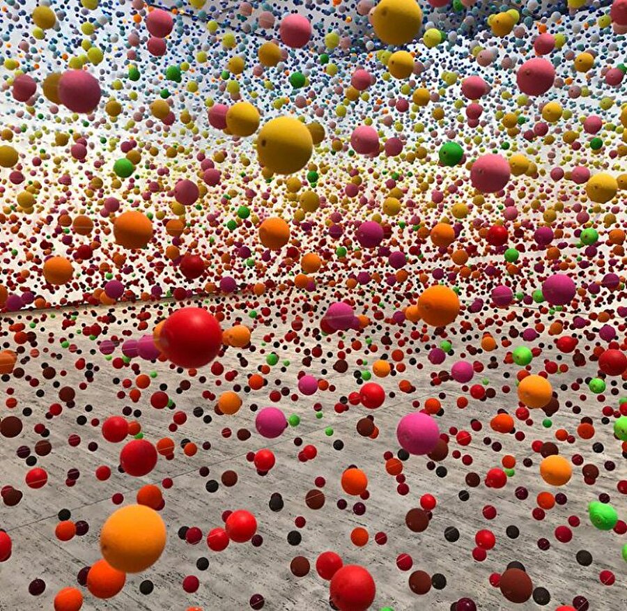 Avustralyalı sanatçı Nike Savvas, New South Wales Sanat Galerisi’nde sergilediği “Atomic: Full of Love, Full of Wonder” enstalasyonu. (2005)