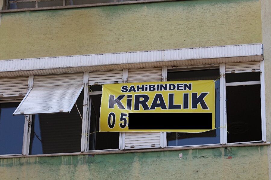 Her üç kamu çalışanından birisinin kiracı olduğu tespit edilirken, kendi evlerinde oturanların oranı ise yüzde 57,2 oldu. Ailesinin evinde oturanların oranı yüzde 12,5, lojmanda oturanların oranı ise sadece yüzde 2,2 olarak saptandı.
