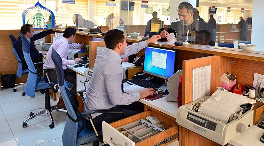 Bu yıl içerisinde kamu çalışanlarıyla ilgili olarak, 6 bin 184 haber yansıması tespit edildi. Medyaya yansıyan haber başlıklarında, en çok geçim sıkıntısı ve liyakat tartışmalarının haber başlıklarına yansıdığı görüldü.
