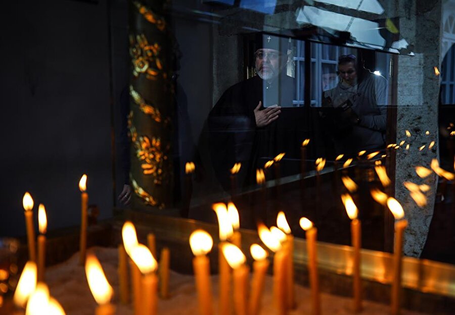 Kiev neden bağımsızlık istedi? 

                                    Ukrayna’nın Rusya etkisinden “bağımsız bir kilise” istemesinin bugünkü siyasi çekişmelerin yanı sıra tarihi boyutu da bulunuyor. Bugünkü tartışmaların önemli olmasının nedenlerinden biri Orta Çağ'ın başlarında Hristiyanlığın bugünkü Slav coğrafyasının büyük bölümüne Kiev üzerinden yayılmış olması.

  


  
Hristiyanlık, henüz Rusya ya da Ukrayna devletlerinin olmadığı 10’uncu yüzyılda Doğu Avrupa ve Karadeniz’in kuzeyine ulaştı. Bugünkü Ukrayna daha sonra Rus İmparatorluğu'nun içinde yer aldı ve 17’nci yüzyılda Ukrayna Kilisesi Moskova’nın etkisi altına girdi. 
  


  Sovyet döneminde kiliselerin etkileri azaldı ancak Sovyetler Birliği’nin dağılmasından ve Ukrayna’nın bağımsızlığını kazanmasından sonra Kiev’in milli bir kimlik oluşturma çabasıyla “bağımsız bir Ukrayna Kilisesi” oluşturma fikri öne çıktı.
                                