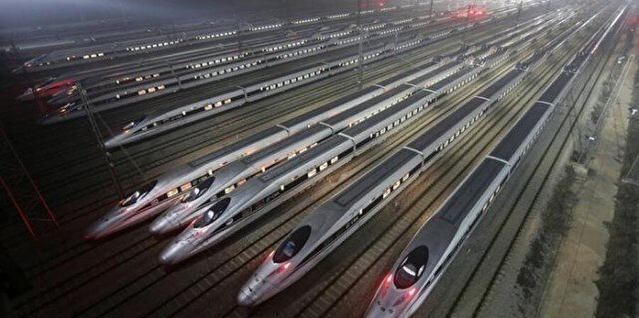 1. Çelik ray ve tekerlek teknolojisine dayalı yüksek hızlı trenler
Günümüzde üstüne yoğunlaşılmış ve halen çalışmaları devam eden teknolojilerden birisidir. Raylı sistem araçlarının en gözdelerinden olup, insanların ulaşımları için vazgeçilmezleri haline gelmiştir. Yüksek hızlara ve yüksek güçlere ulaşmaları, konforlu ve yüksek yolcu kapasiteli olmaları gibi şehirlerarası yolcu taşımacılığını sağlayan, diğer raylı sistem araçlarından ayıran en büyük özelliklerindendir. Yüksek hızlara ulaşabilmesi için kendine özel dizayn edilmiş yollarda seyir etmesi gerekir. Bazı bölgelerde ise normal konvansiyonel trenlerin yollarını kullanarak daha düşük hızlarda konvansiyonel trenler gibi seyir edebilmektedir.
