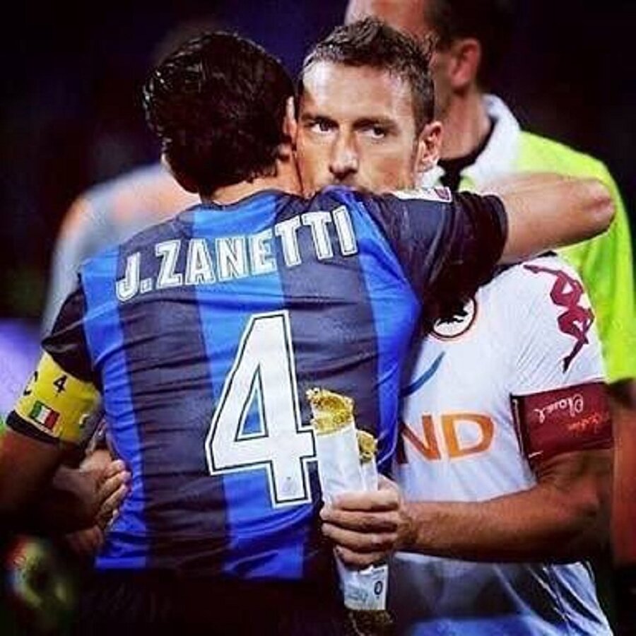 Açlıktan Totti'nin elindeki bayrağı dürüm sandım