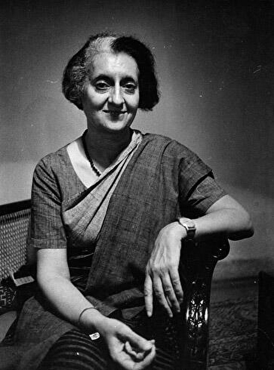8) Hindistan'ın ilk kadın başbakanı İndira Gandhi

                                    
                                    "Yeni Delhi’deki evinde kendisi ile röportaj yapıyordum. Aynı gece akşam uçağıyla Bangkog’a uçtum. Otel odama girerken gazeteleri gördüm, iç sayfalarında bir haber vardı: Indira Gandhi tevkif edilmişti. Bu demektir ki Gandhi’nin son resmi şu anda benim elimdeydi."
                                
                                