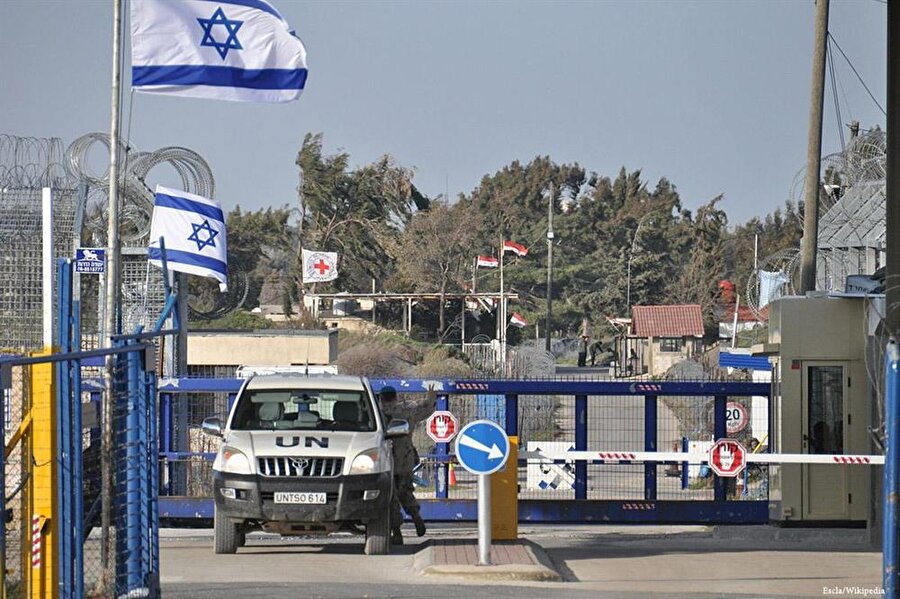 İsrail Gazze'den atılan rokete karşılık başlattığı hava saldırılarının yanı sıra Kerm Ebu Salim ve Beyt Hanun sınır kapılarını da kapattı.