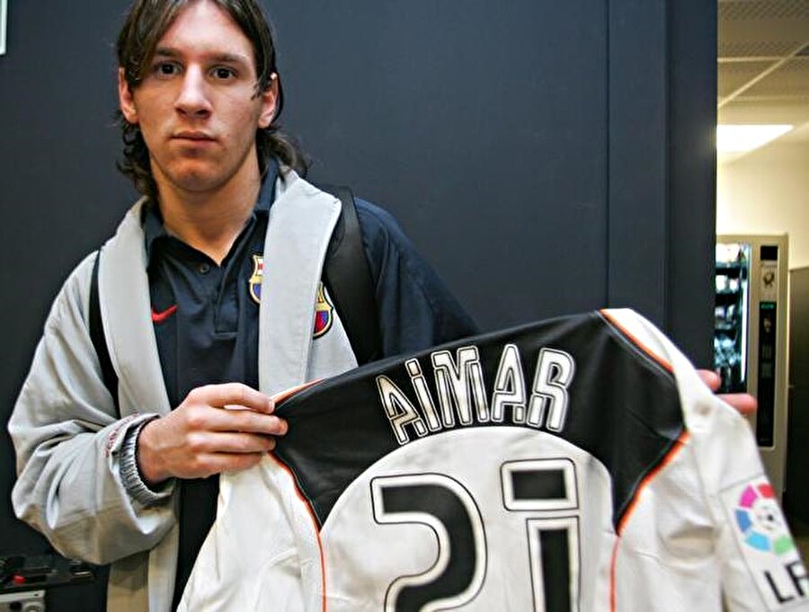 Arjantin futbolunun yetiştirdiği en iyi 10 numaralardan biri olan Aimar'dan formasını alabilmek için Valencia soyunma odasına kadar giden Messi, yıldız oyuncunun formasıyla mücadele sonunda poz vermişti.

                                    
                                