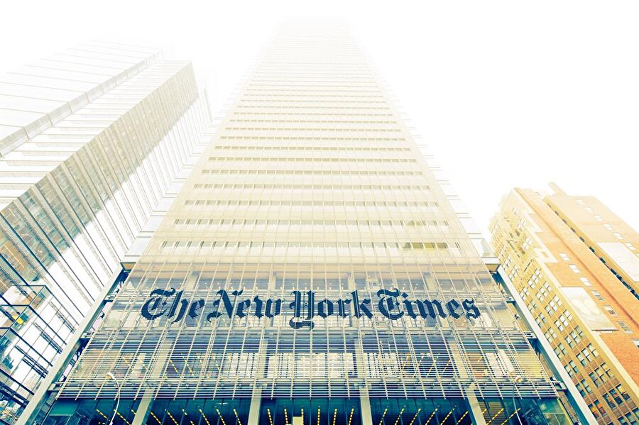 NY Times: Suudiler General Assiri’yi suçlayacak
New York Times gazetesi, Suudi yetkililerin soruşturmada yapması muhtemel açıklama konusunda bir iddiada bulundu. Gazeteye göre, Suudiler Kaşıkçı olayıyla ilgili Veliaht Prens Muhammed Bin Selman’a yakın istihbaratçı General Assiri'yi suçlamayı planlıyor.
Gazetenin iki gün önceki haberine göre, Amerika, Assiri'nin geçen ay gizli operasyonlar için "Kaplan Takımı" kurduğunu öğrenmişti; ancak hedefin kim olduğu bilinmiyordu.
New York Times’a konuşan ve Suudilerin planlarına ilişkin bilgisi olan iki kişiye göre, Suudi yetkililer General Assiri’nin Kaşıkçı’nın Suudi Arabistan’da sorgulanması amacıyla yakalanması için Muhammed Bin Selman’dan sözlü onay aldığını ancak Assiri’nin ya kendisine verilen talimatı yanlış anladığını ya da yetkisini aştığını ve Kaşıkçı’yı öldürdüğünü açıklayacak.
Gazeteye göre, Suudi gazeteci Kaşıkçı konusunda Trump'ın damadı ve danışmanı olan Jared Kushner Trump’ı süreç boyunca Muhammed Bin Selman’ın yanında durmaya teşvik etti.
Gazetenin iddiasına göre, Kushner, Lübnan Başbakanı'nın kaçırılması, Yemen'de otobüsteki çocukların öldürülmesi gibi Suudi Arabistan’ın daha önceki eylemlerinde olduğu gibi Kaşıkçı konusunda da öfkenin bir süre sonra dineceğini savundu.