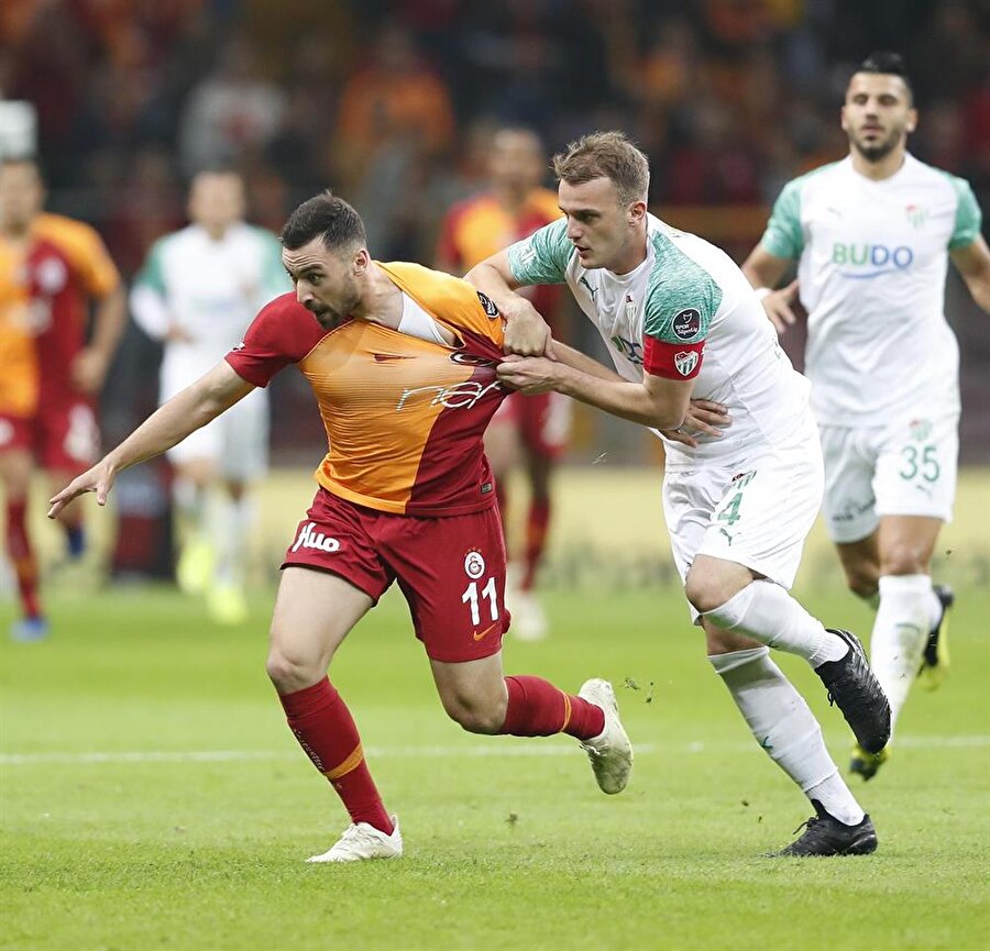 Sinan Gümüş, topu rakibinden kurtarmaya çalışıyor...