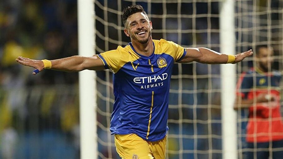 Giuliano, Al Nasr formasıyla attığı ilk golü kutluyor.