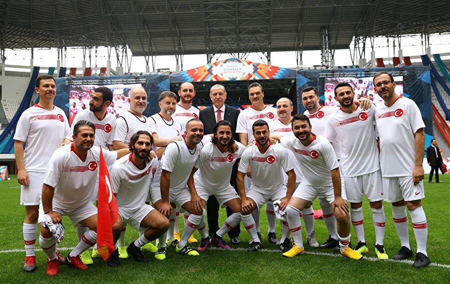 Semih Şentürk'ün forma giydiği Beyaz Takım, Cumhurbaşkanı Erdoğan ile poz veriyor.
