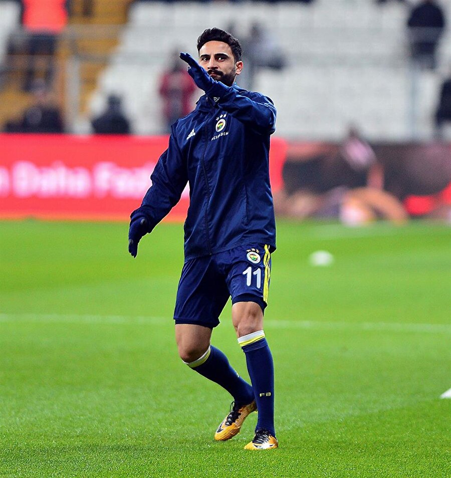 Mehmet Ekici maçtan önce ısınırken taraftarları selamlıyor.