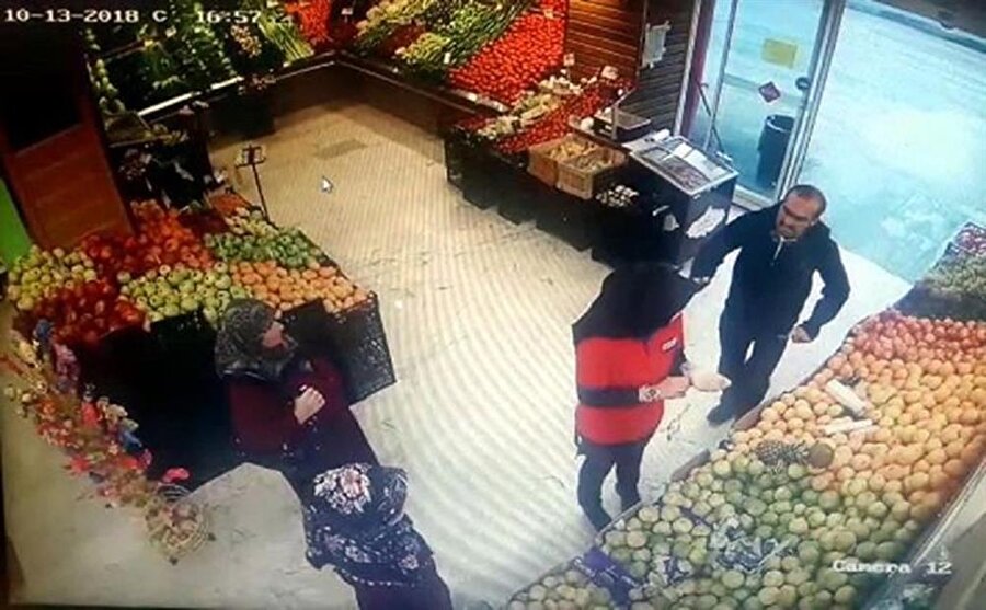 Saldırı anı marketin güvenlik kamerası tarafından saniye saniye kaydedildi.