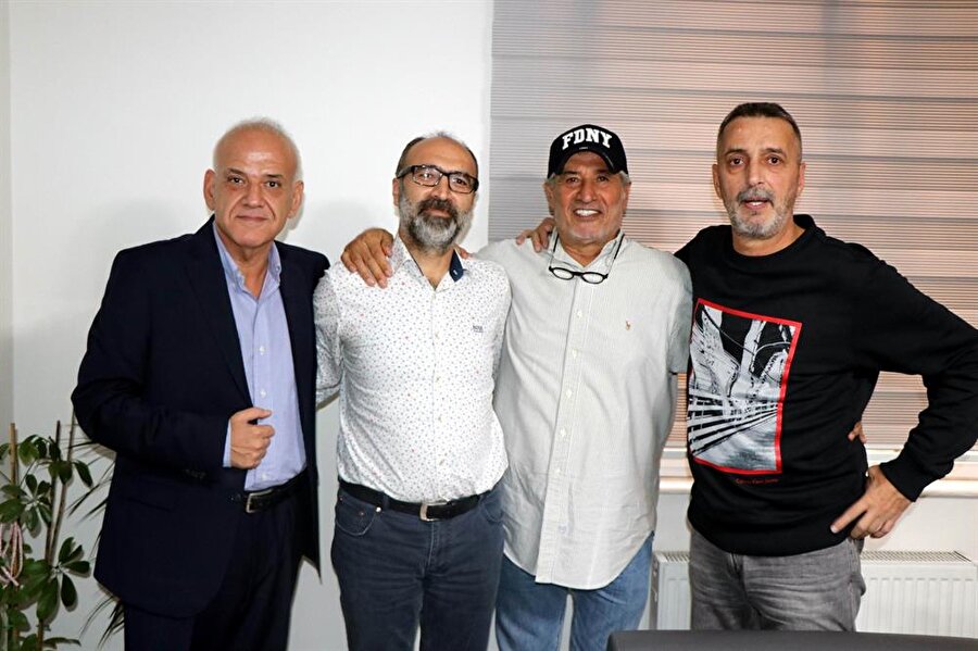 Beyaz Futbol ekibi hep birlikte poz veriyor.