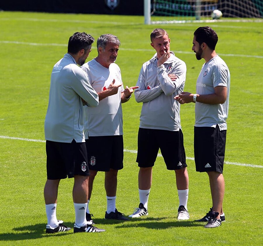 Şenol Güneş ve kurmayları idmanda kısa bir toplantı yapıyor.