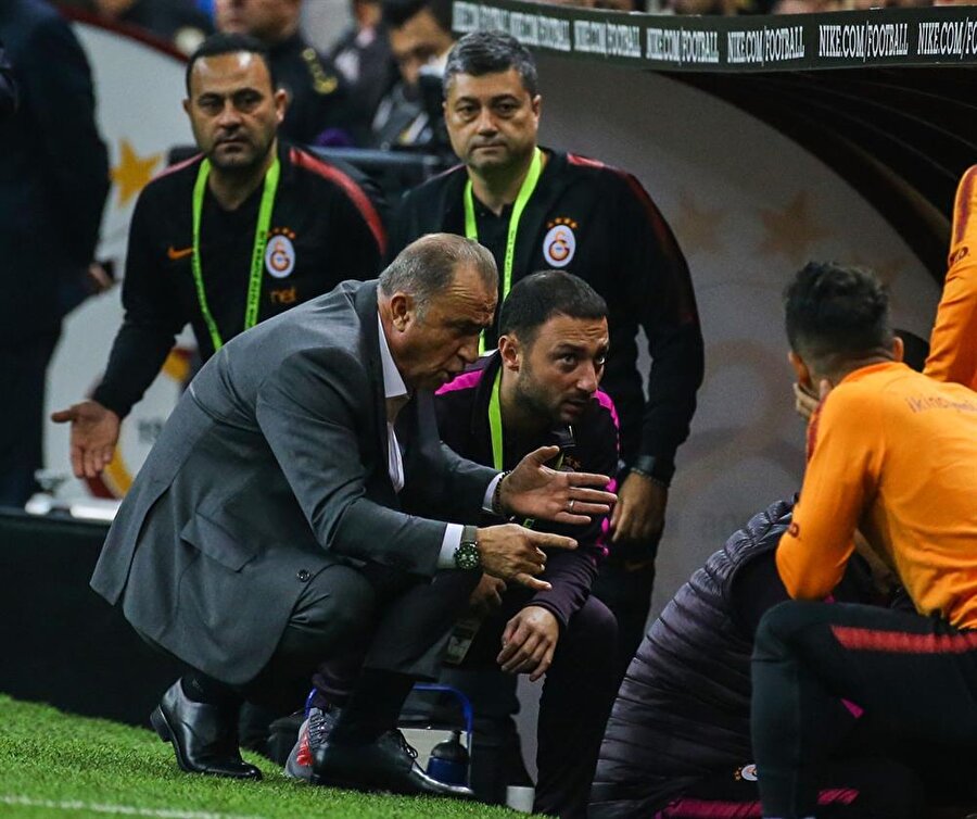Fatih Terim yedek kulübesi ile karşılaşmanın gidişatı hakkında istişare ediyor...