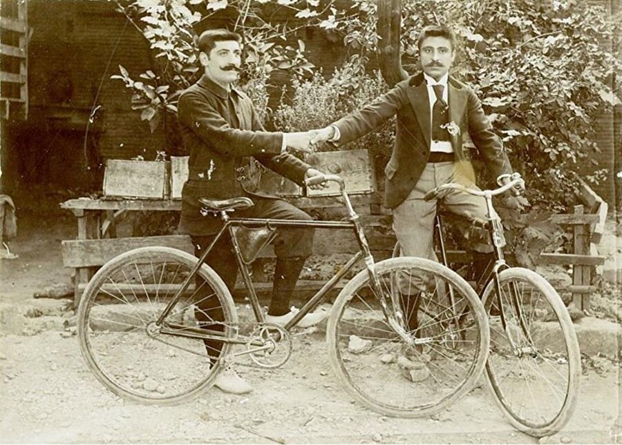 Yeni ithal ettikleri "Herkules" marka Alman bisikletleriyle fotoğraf çektiren iki Adanalı. Adana 1900