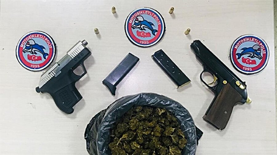 Polis uyuşturucu madde ile birlikte 2 adet ruhsatsız silah ele geçirdi.