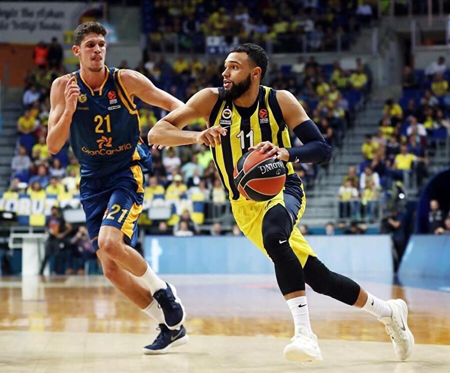 Tyler Ennis, pota altına doğru ilerliyor...