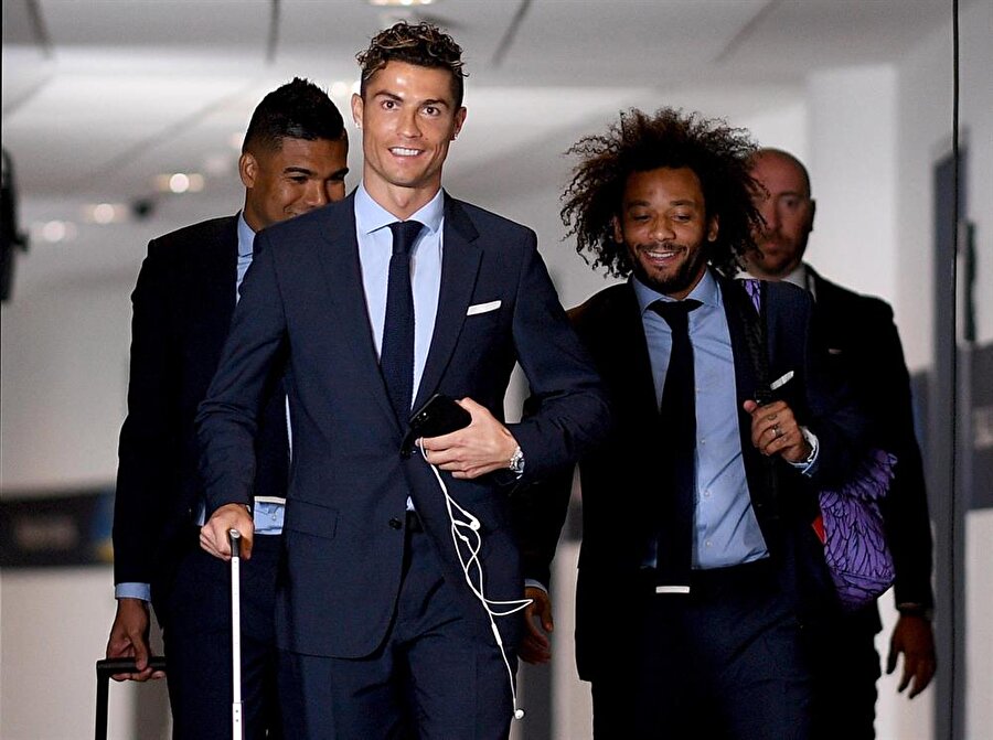 Cristiano Ronaldo ve Marcelo havalimanına iniş yaptıktan sonra takım otobüsüne giderken yolda keyifli bir sohbet gerçekleştiriyor.